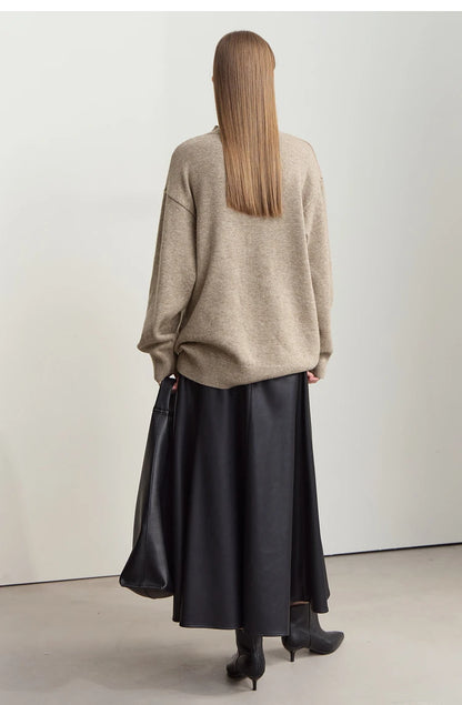 Pullover in Camel, Rückansicht mit geripptem Rundhalsausschnitt und langem Ärmel