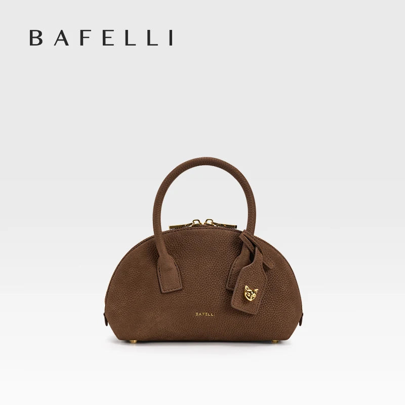 Bowlingtasche aus Wildleder-Optik in Terracotta-Braun mit Griffbügeln und goldfarbenen Details