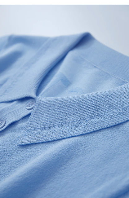 Hellblauer Strickpullover, Kragenpartie mit Knopfleiste und feinem Strick