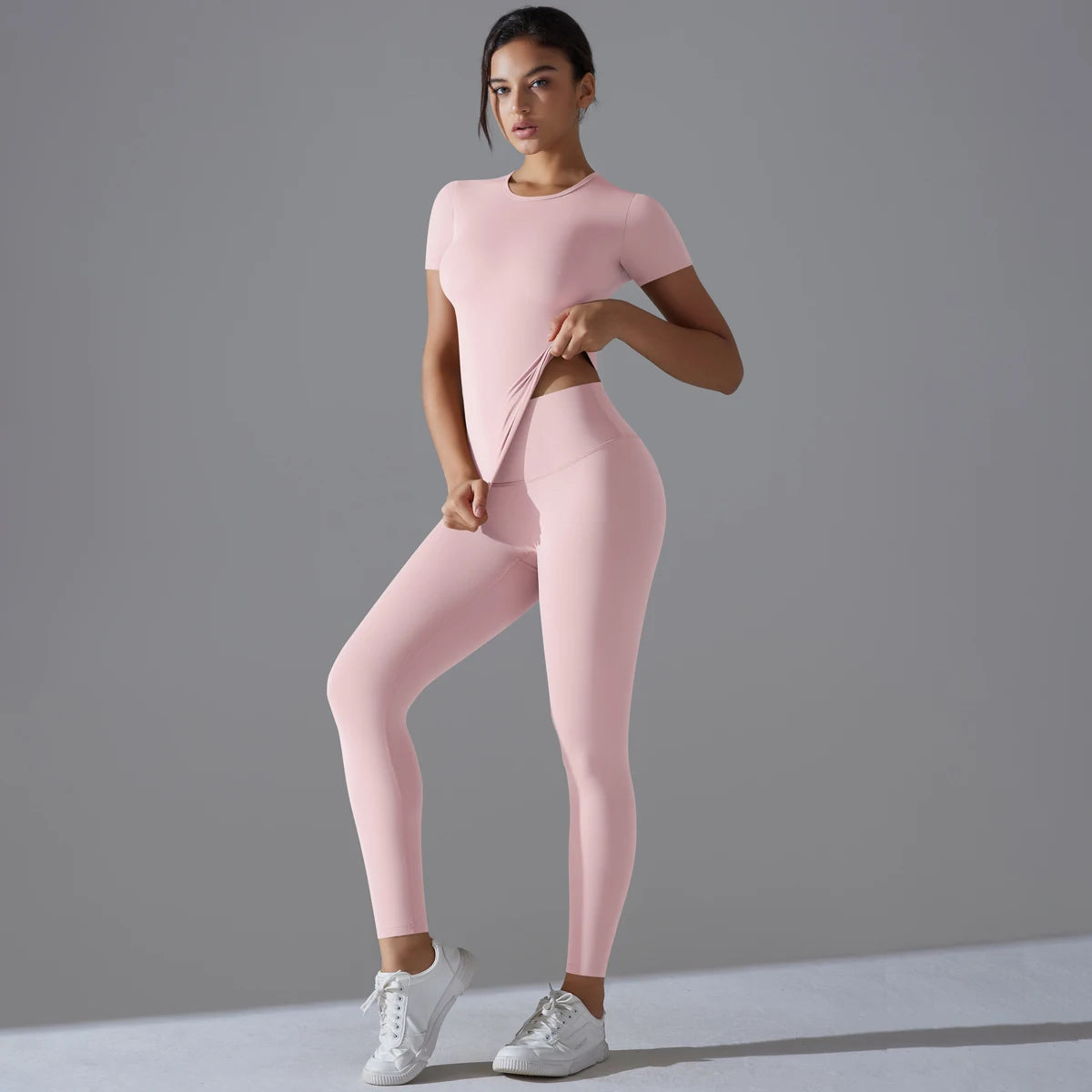 Damen-Gym-Set in Hellrosa: kurzärmeliges Shirt und Leggings, schmale, figurbetonte Passform