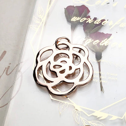 Roségoldfarbener Anhänger mit Blumenmotiv aus 925 Sterling Silber auf Karte