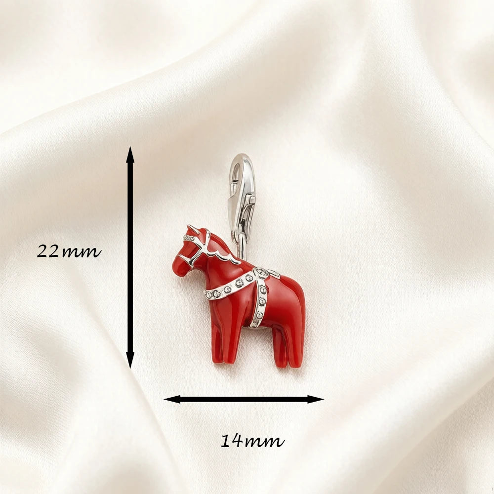 Pferde-Charm, rot emailliert, 925-Sterlingsilber, mit Maßenangaben 22 mm und 14 mm