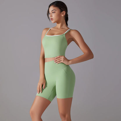 Avocado-grünes Yoga-Set mit Träger-Crop-Top und kurzen Leggings, seitlich