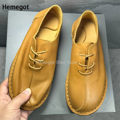 Herren-Lederschuhe in Senfgelb, Vorderansicht mit Schnürsenkeln und Steppnähten