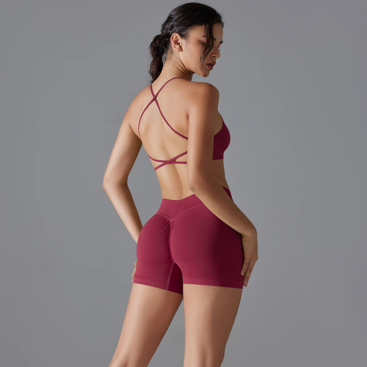 Weinrotes Damen-Yoga-Set mit gekreuztem Träger-BH und Shorts, rückansicht