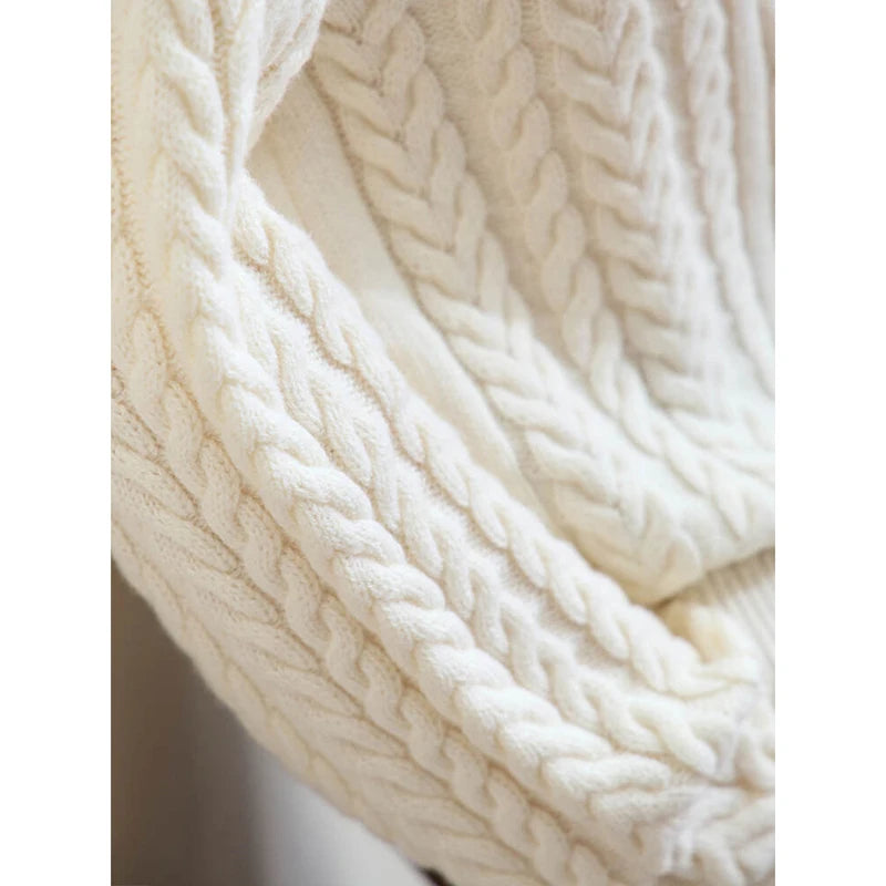 Weißer Damenpullover mit grobem Zopfmuster am Ärmel, Strickstruktur im Detail