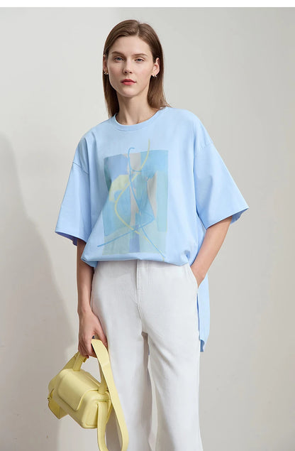 Damen T-Shirt im minimalistischen Design mit unregelmäßigem Schnitt und abstraktem Druck