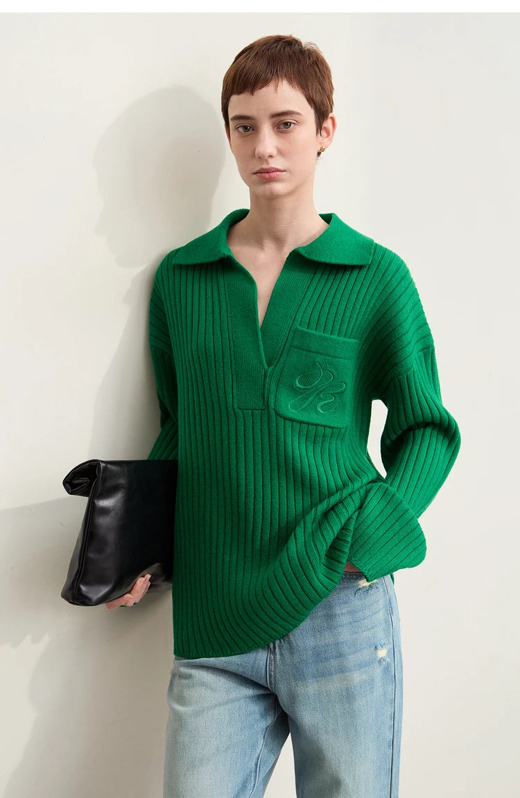 Grüner Pullover mit Reverskragen, V-Ausschnitt und bestickter Brusttasche