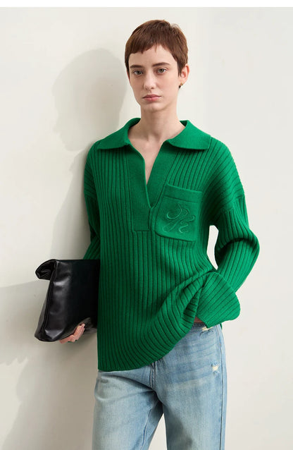 Grüner Pullover mit Reverskragen, V-Ausschnitt und bestickter Brusttasche