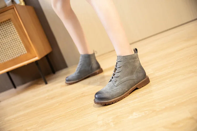 Schnürstiefelette mit flachem Absatz, graues Wildleder, braune Profilsohle