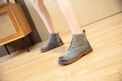 Schnürstiefelette mit flachem Absatz, graues Wildleder, braune Profilsohle