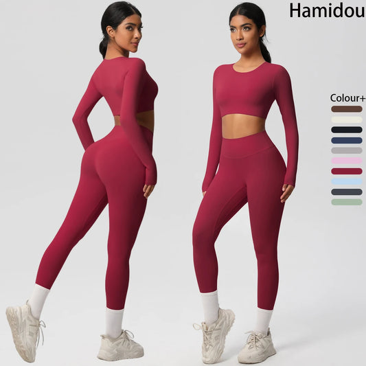 Sportset für Frauen in Burgunder: Langarm-Crop-Top und Leggings mit Beinlängenbündchen.