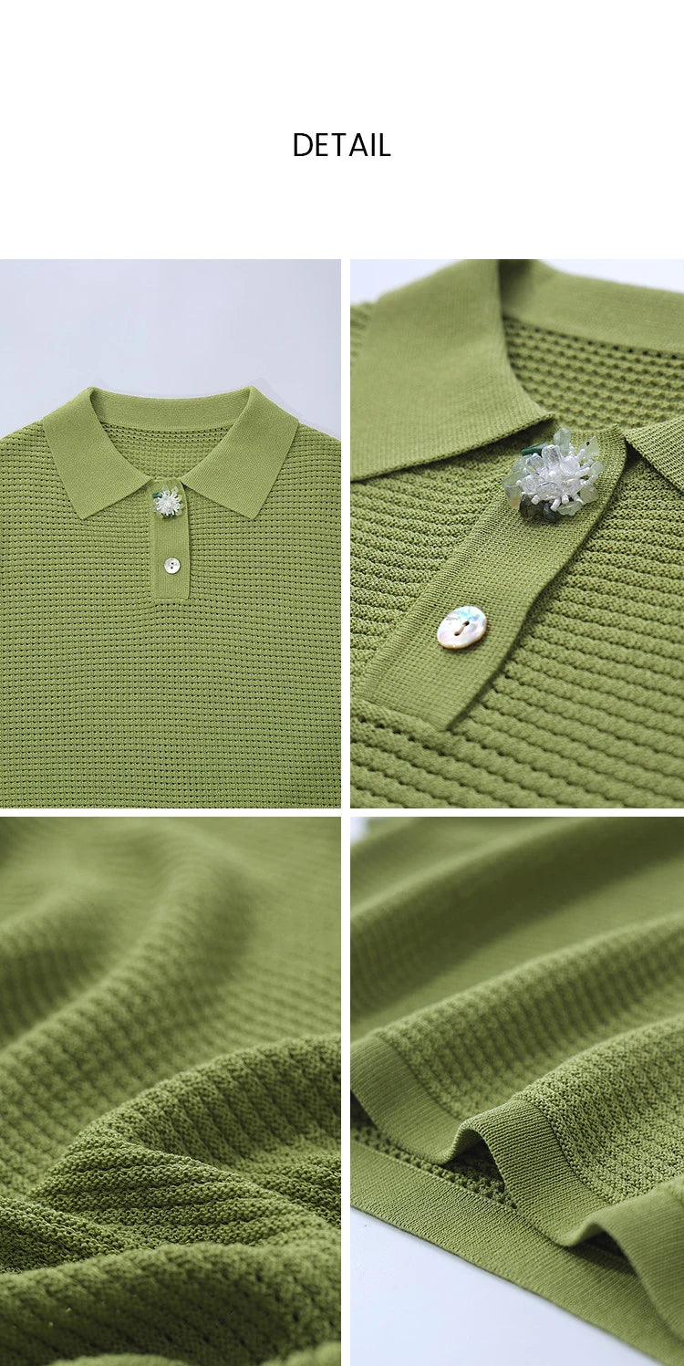 Detailansicht: Grüner Strickpullover mit Polo-Kragen und Knopfleiste