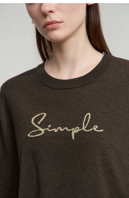 Nahansicht: Dunkelbraunes Langarm-T-Shirt mit gelbem „Simple“-Schriftzug
