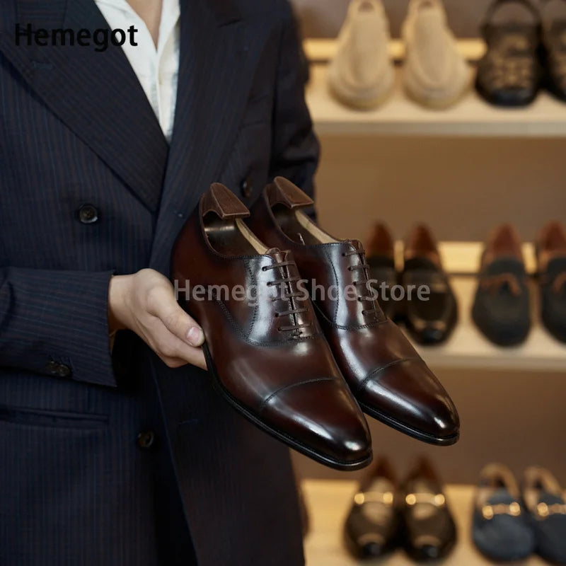 Braune Lederschnürschuhe, seitliche Ansicht mit Brogue-Perforationen