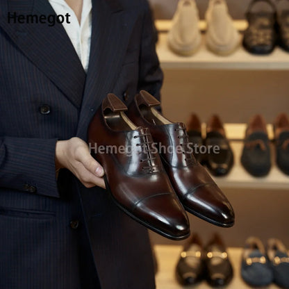 Braune Lederschnürschuhe, seitliche Ansicht mit Brogue-Perforationen
