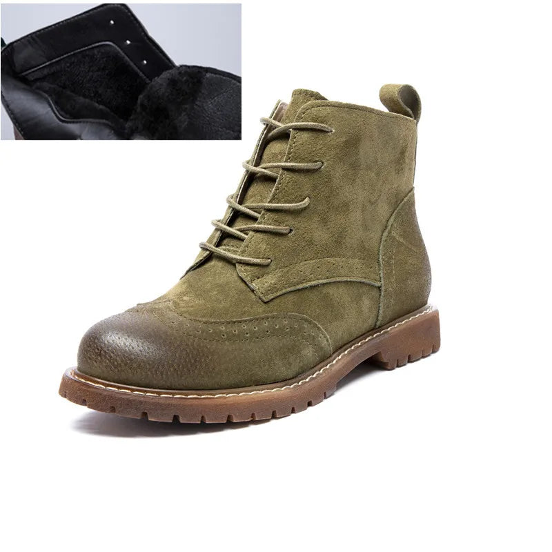 Olivegrüne Schnürstiefelette mit Fellfutter am Schaft, Wildlederoptik, braune Profilsohle