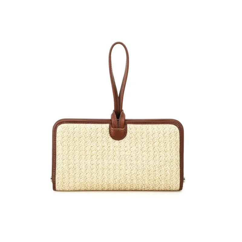 Beige Stroh-Handytasche mit braunem Lederrahmen und Handgelenkschlaufe, Frontansicht