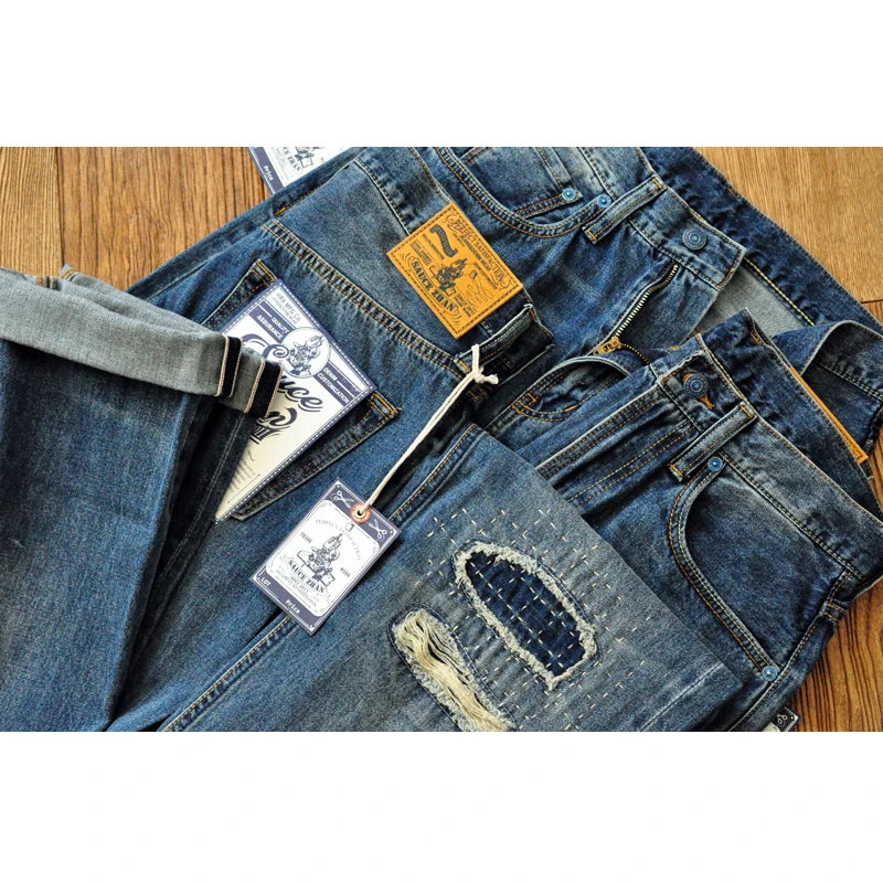Männer Jeans im Vintage-Stil mit bestickten Patches und zerrissenen Details