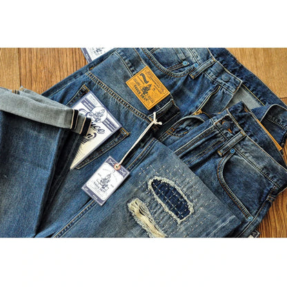 Männer Jeans im Vintage-Stil mit bestickten Patches und zerrissenen Details