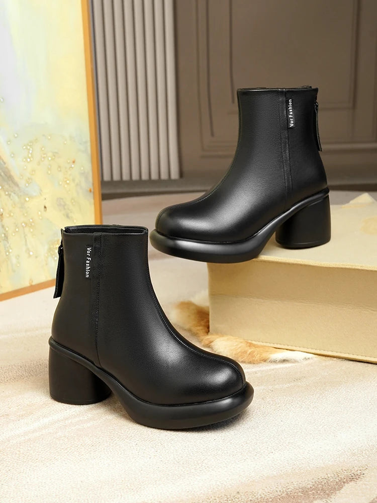 Damen-Stiefeletten aus schwarzem Leder mit Blockabsatz und seitlichem Reißverschluss