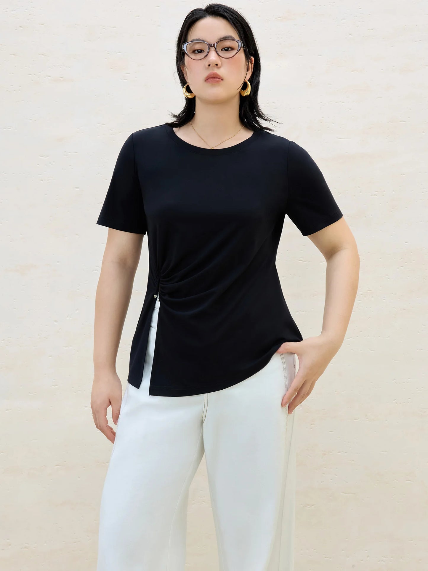 Damen-Bluse in Übergröße mit doppeltem Lagenlook und Puppenkragen, Hohldesign und Stickerei – modisches Sommerhemd für den Arbeitsalltag.