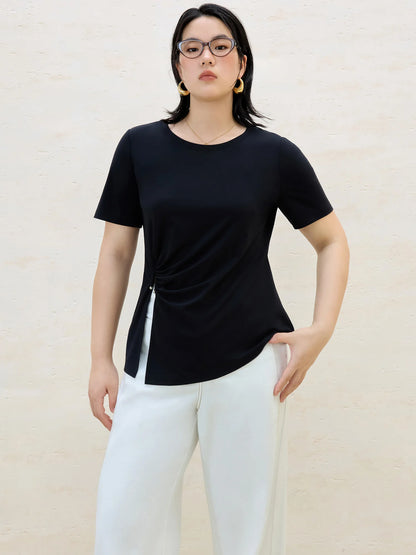 Damen-Bluse in Übergröße mit doppeltem Lagenlook und Puppenkragen, Hohldesign und Stickerei – modisches Sommerhemd für den Arbeitsalltag.