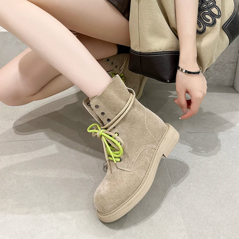 Damen-Bikerboots in Khaki mit Schnürung, grün-langen Schnürsenkeln und gepolsterter Kappe