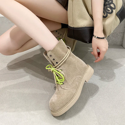 Damen-Bikerboots in Khaki mit Schnürung, grün-langen Schnürsenkeln und gepolsterter Kappe