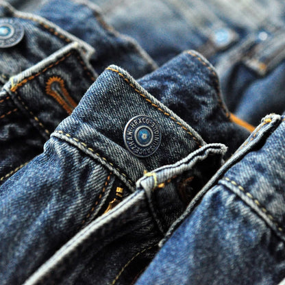 Männer Jeans im Vintage-Stil mit bestickten Patches und zerrissenen Details