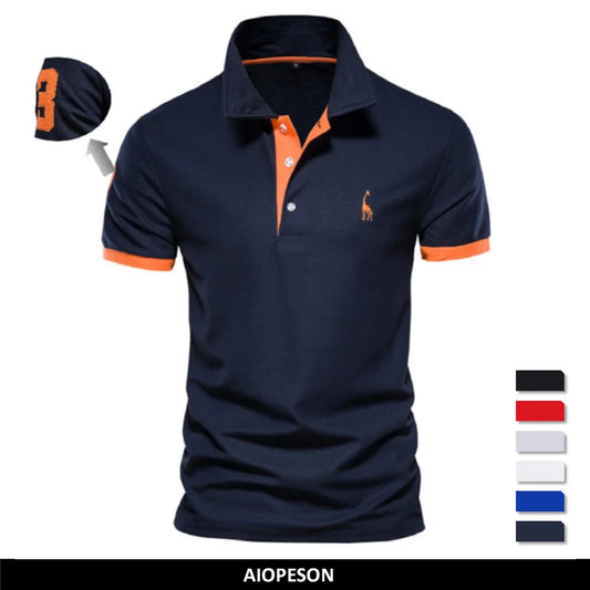 Herren-Poloshirt dunkelblau mit orangefarbener Knopfleiste und Bruststickerei