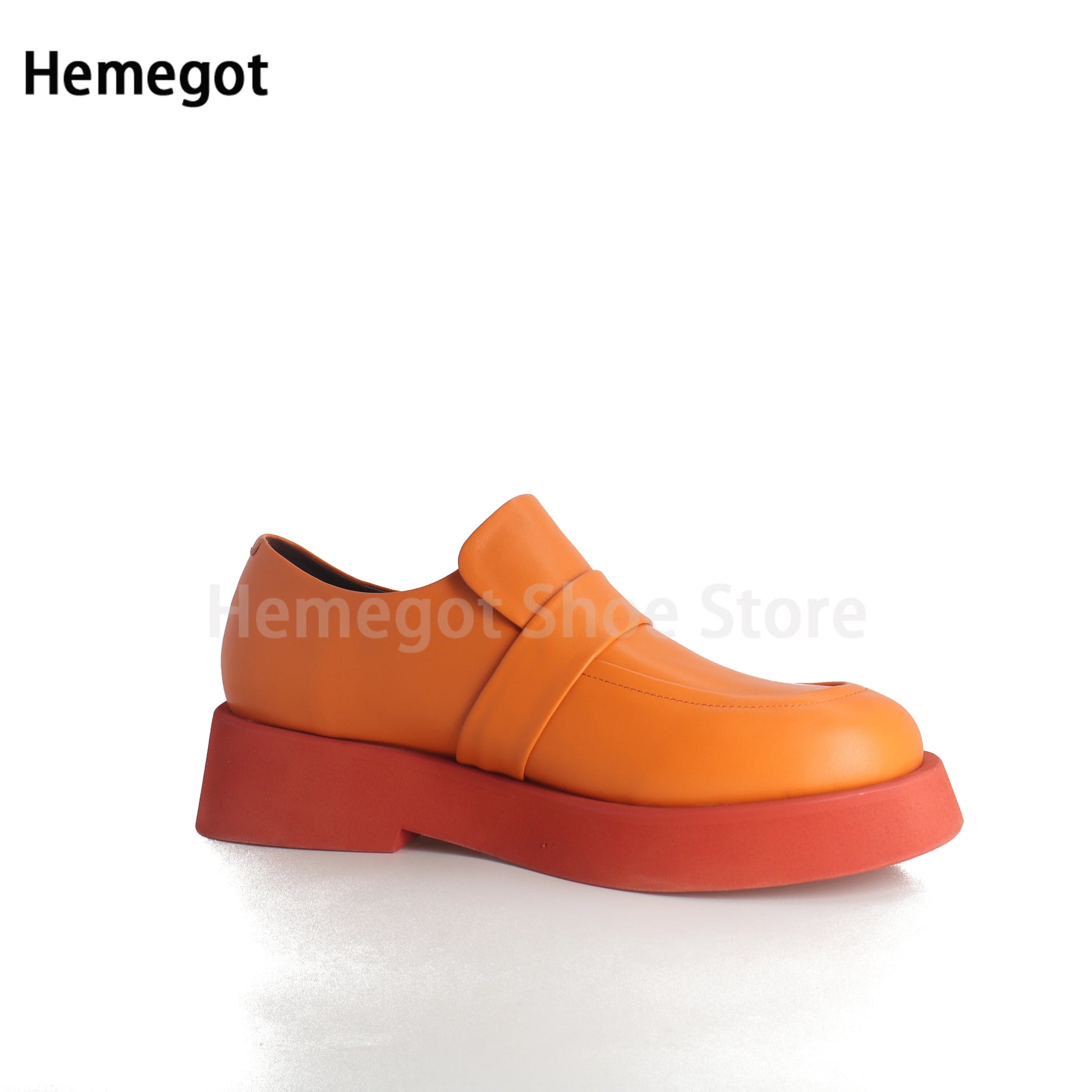 Herren-Lederloafer schräg von vorn, orangefarbiges Leder und rote dicke Sohle