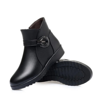 Schwarze Winterstiefelette mit Wollkragen, seitlicher Schnalle und Profilsohle