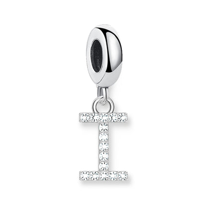 Buchstaben-Charm-Anhänger aus 925er Sterlingsilber mit Strassbuchstabe T und dunklem Stein oben.