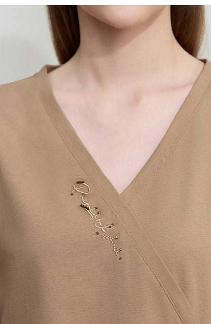 Damen T-Shirt im minimalistischem Stil mit V-Ausschnitt und Plissee-Details