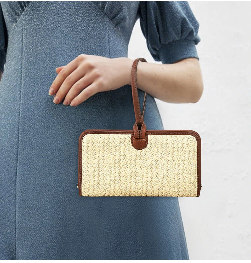 Beige Stroh-Handytasche mit braunem Lederrahmen und Handgelenkschlaufe am Arm