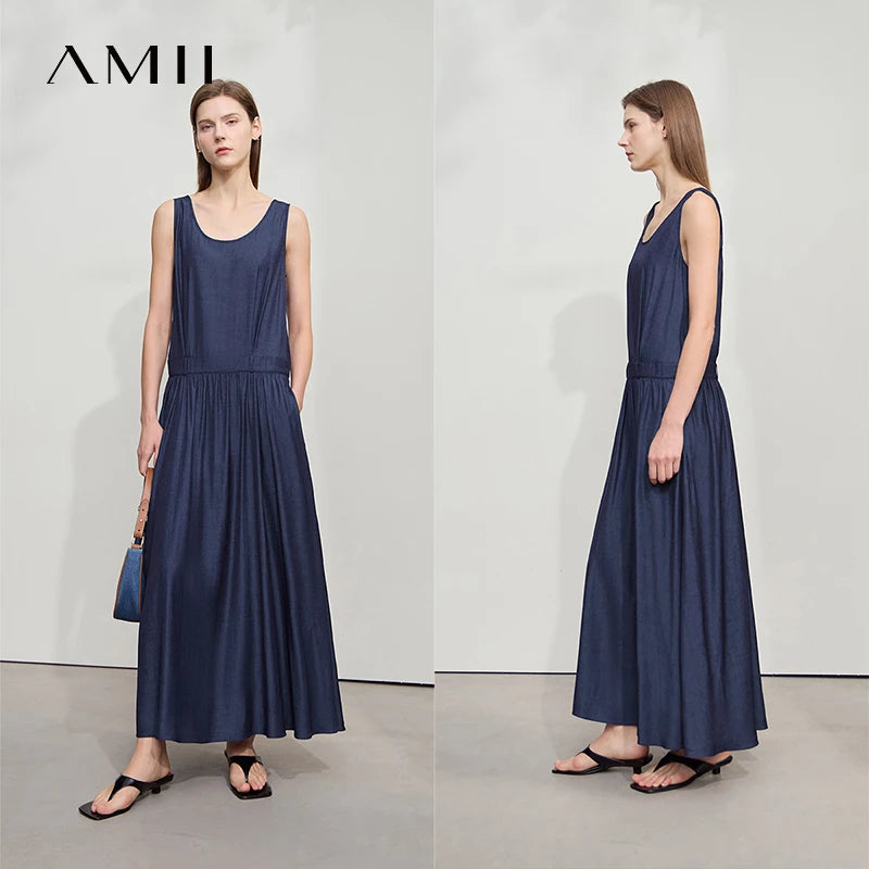 Langes Sommerkleid ohne Ärmel in Dunkelblau mit Falten und Taschen