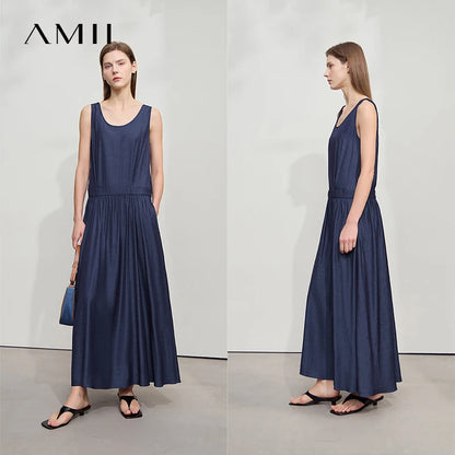 Langes Sommerkleid ohne Ärmel in Dunkelblau mit Falten und Taschen