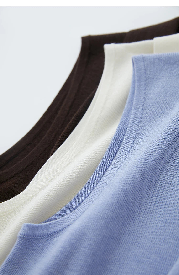 Rippstrick-Ansicht mehrerer Farben: Creme, Dunkelbraun und Himmelblau am Ausschnitt