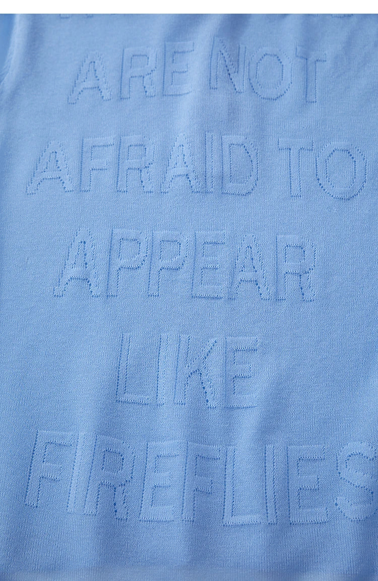 Hellblauer Strickpullover mit Relief-Schriftzug auf der Rückseite