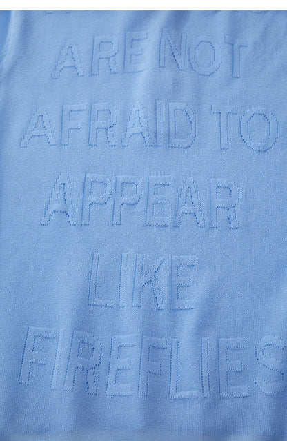 Hellblauer Strickpullover mit Relief-Schriftzug auf der Rückseite