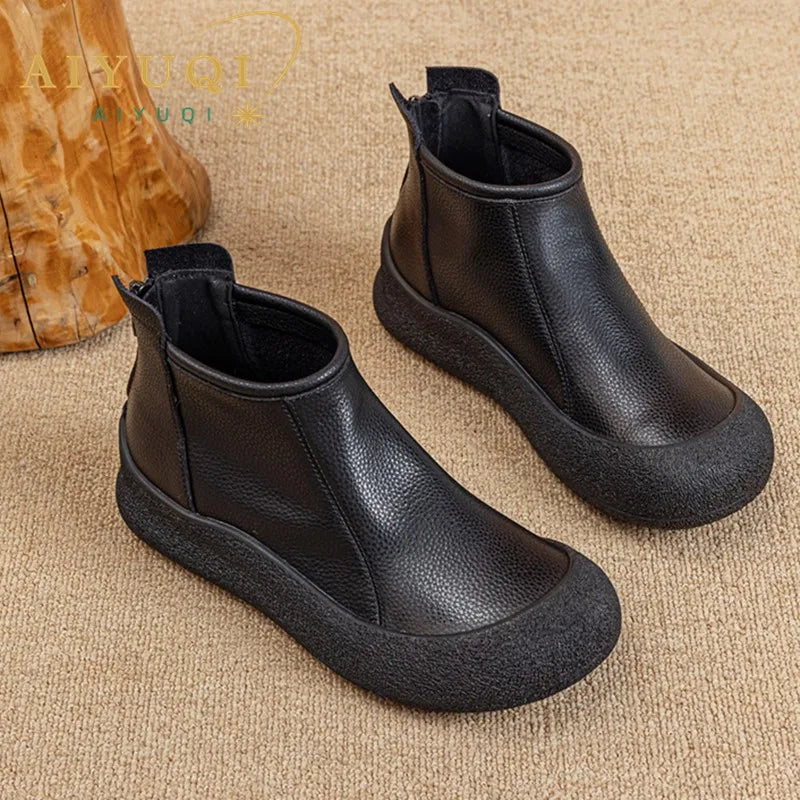 Schwarze Leder-Knöchelstiefeletten mit rundem Schaftabschluss und flacher Sohle