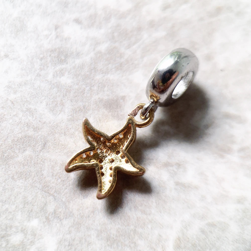 Goldfarbener Seestern-Anhänger aus 925 Sterling Silber mit Öse und glänzender Oberfläche