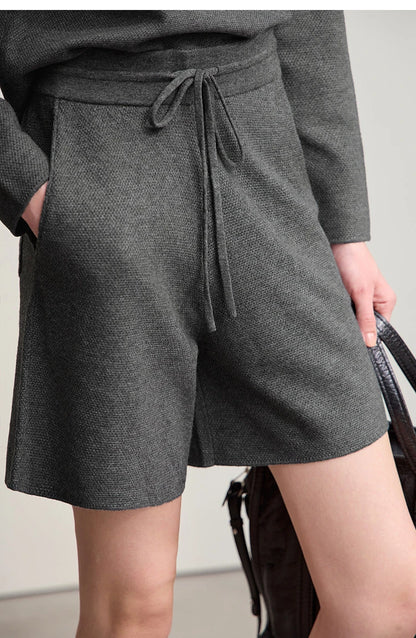 Detailansicht: graue Strickshorts mit Bindeband am Bund und kurzem Bein