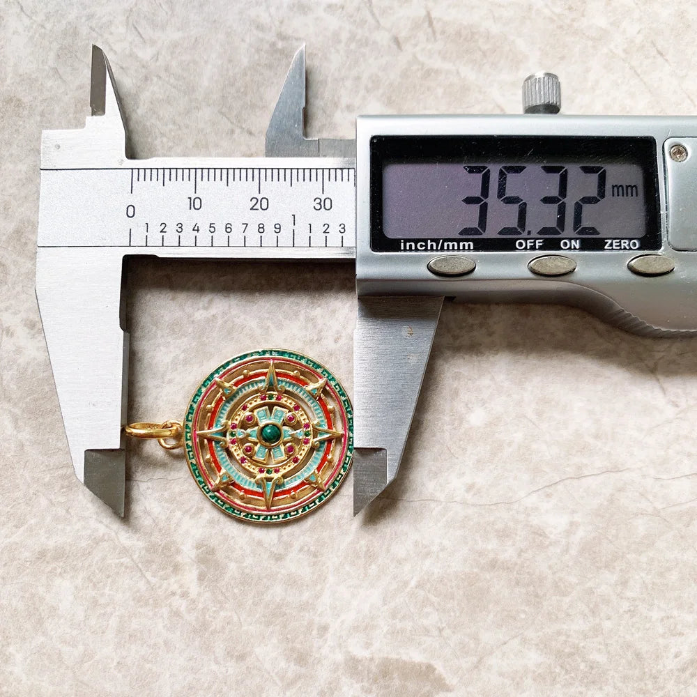 Kleiner runder Anhänger mit goldfarbener Öse und farbigem Kompass-Mandala-Design
