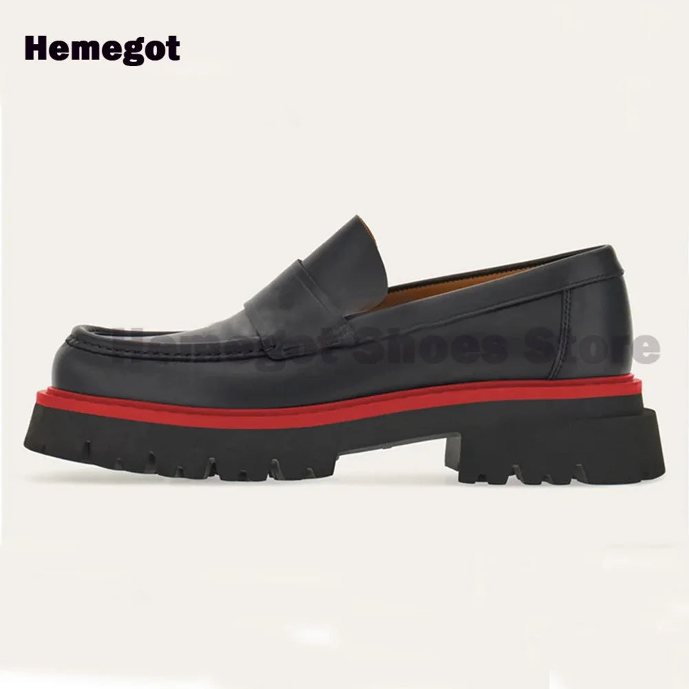 Schwarze Loafer-Slipper mit dicker Profilsohle und rotem Rand