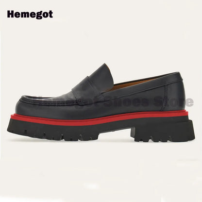 Schwarze Loafer-Slipper mit dicker Profilsohle und rotem Rand