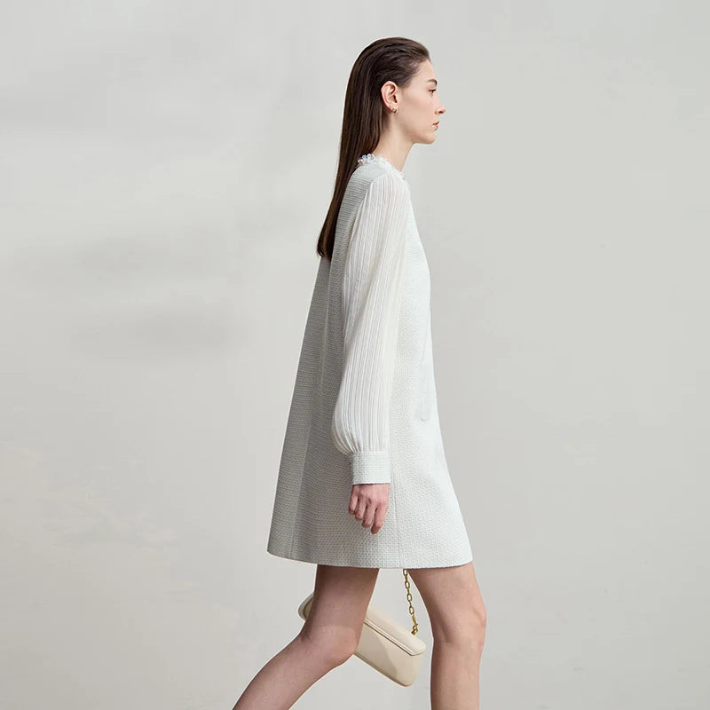 Beiges Kleid mit langen Ärmeln und geradem Saum, Rückansicht