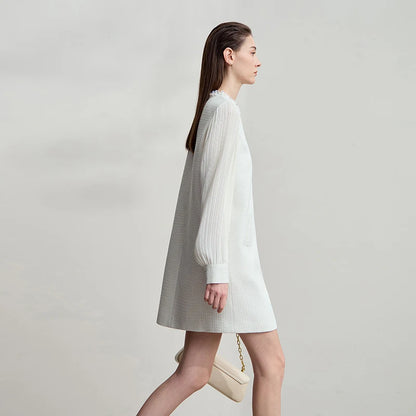 Beiges Kleid mit langen Ärmeln und geradem Saum, Rückansicht