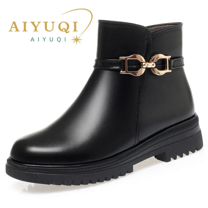 Schwarzer Winterstiefel mit Fellfutter, breitem Schnallenriemen und profilierter Laufsohle